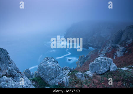 Meer Nebel an der Pointe du Van in der Morgendämmerung, Cap Sizun, Finisterre, Bretagne, Frankreich Stockfoto