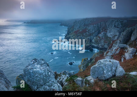 Meer Nebel an der Pointe du Van in der Morgendämmerung, Cap Sizun, Finisterre, Bretagne, Frankreich Stockfoto