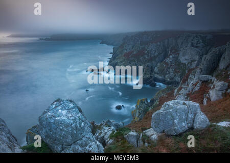 Meer Nebel an der Pointe du Van in der Morgendämmerung, Cap Sizun, Finisterre, Bretagne, Frankreich Stockfoto