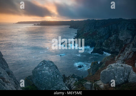 Meer Nebel an der Pointe du Van in der Morgendämmerung, Cap Sizun, Finisterre, Bretagne, Frankreich Stockfoto