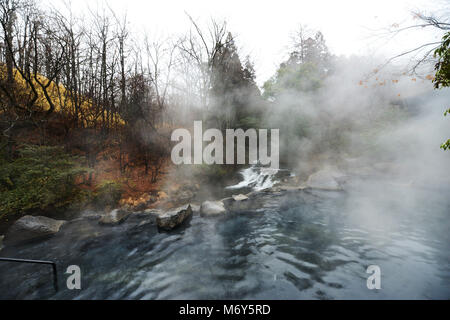 Das Riverside Yamamizuki Rotenburo (Outdoor Thermalbad) in Kurokawa Onsen in Kyushu, Japan. Stockfoto