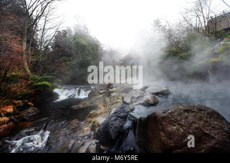 Das Riverside Yamamizuki Rotenburo (Outdoor Thermalbad) in Kurokawa Onsen in Kyushu, Japan. Stockfoto