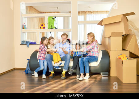 Familie spielen Rock Paper Scissors. Stockfoto