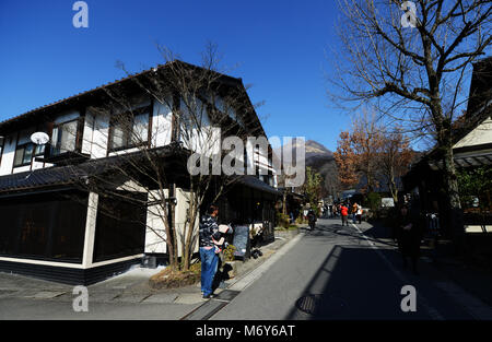 Schönen japanischen Häuser auf Yunotsubo Kaidō Straße in Yufu. Stockfoto