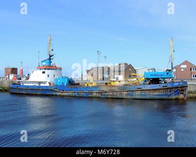 Cherry Sand, einem Trichter Greifer Schwimmbagger durch die britischen Baggerarbeiten betrieben, in Ayr Hafen in South Ayrshire, Schottland. Stockfoto