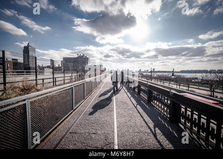 High Line Park in NYC. Die High Line ist ein öffentlicher Park auf einem historischen Freight rail line gebaut erhöht über die Straßen Manhattans West Side Stockfoto