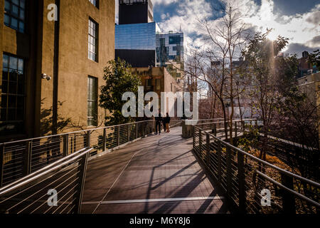 High Line Park in NYC. Die High Line ist ein öffentlicher Park auf einem historischen Freight rail line gebaut erhöht über die Straßen Manhattans West Side Stockfoto