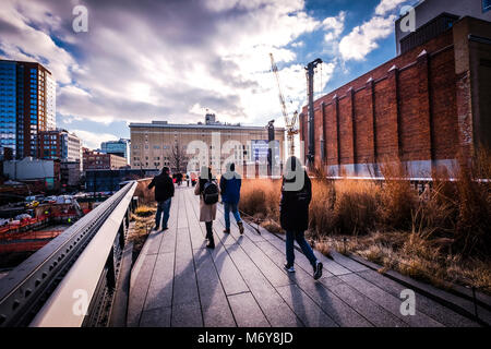 High Line Park in NYC. Die High Line ist ein öffentlicher Park auf einem historischen Freight rail line gebaut erhöht über die Straßen Manhattans West Side Stockfoto