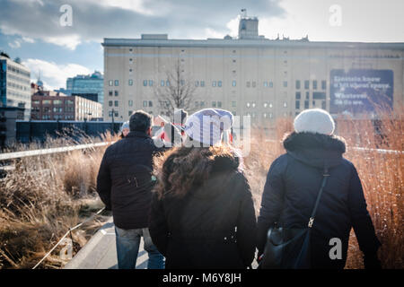 High Line Park in NYC. Die High Line ist ein öffentlicher Park auf einem historischen Freight rail line gebaut erhöht über die Straßen Manhattans West Side Stockfoto