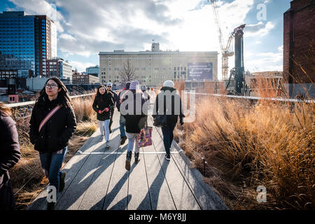 High Line Park in NYC. Die High Line ist ein öffentlicher Park auf einem historischen Freight rail line gebaut erhöht über die Straßen Manhattans West Side Stockfoto