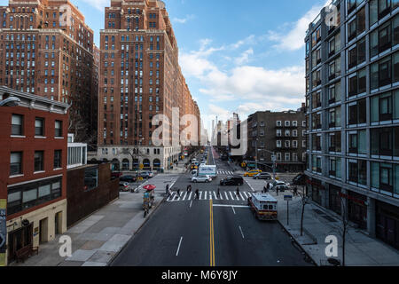 High Line Park in NYC. Die High Line ist ein öffentlicher Park auf einem historischen Freight rail line gebaut erhöht über die Straßen Manhattans West Side Stockfoto