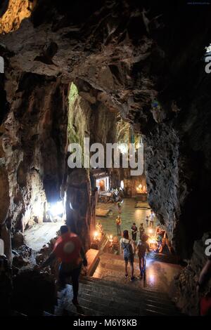 Treppe hinunter in Huyen Khong Höhle auf Nhuyen Sohn Berg, Da Nang, Vietnam Stockfoto