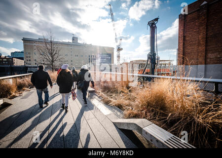 High Line Park in NYC. Die High Line ist ein öffentlicher Park auf einem historischen Freight rail line gebaut erhöht über die Straßen Manhattans West Side Stockfoto