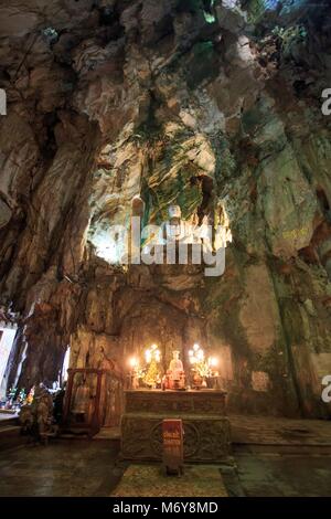 Ein Shakyamuni Buddha Statue im huyen Khong Höhle auf Nhuyen Sohn Berg, Da Nang, Vietnam Stockfoto