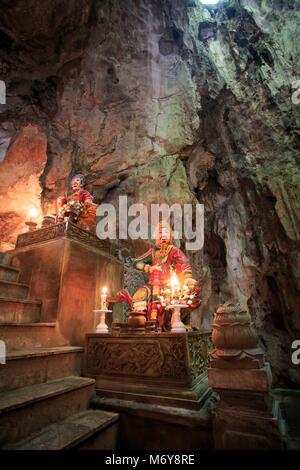 Mandarin Statuen bewachen den Eingang zum huyen Khong Höhle auf Nhuyen Sohn Berg, Da Nang, Vietnam Stockfoto