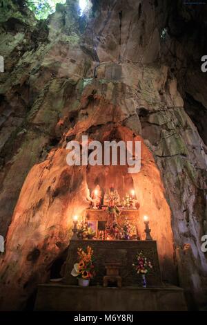 Ein kleiner Schrein in der huyen Khong Höhle auf Nhuyen Sohn Berg, Da Nang, Vietnam Stockfoto