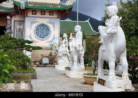 Marmorstatuen im Innenhof des Linh Ung Pagoda in Da Nang, Vietnam Stockfoto