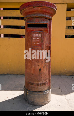 Vertikale Nahaufnahme von einem rostigen aber funktionierendes Red britischen Säule, in Colombo, Sri Lanka Stockfoto