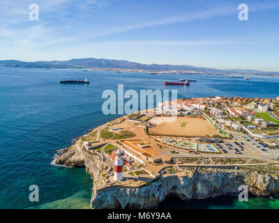 Das Ende der Halbinsel von Gibraltar mit großen Schiffen und Algeciras Skyline im Hintergrund, Gibraltar, Iberische Halbinsel Stockfoto