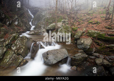 Untere dunkle Höhle fällt. Stockfoto