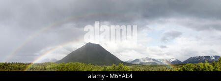 Panorama doppelten Regenbogen. Einen doppelten Regenbogen Bögen über Tanalian Berg in Port Alsworth. Stockfoto