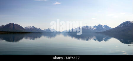 Panorama See Clark. Berge sind in den ruhigen, blauen Wasser des Lake Clark reflektiert. Stockfoto