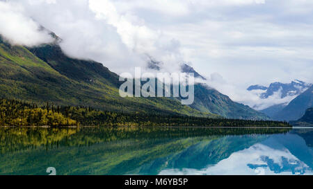 Reflexionen in Kontrashibuna. Berge spiegeln sich in den blauen Wassern des Kontrashibuna See. Stockfoto