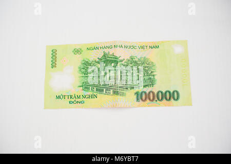 Vietnamesische Währung 100.000 Dong Banknote auf weißem Hintergrund cash isoliert Stockfoto