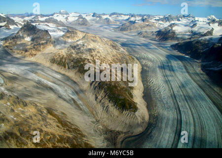 Tanaina Gletscher Lake Clark weiter. Ein Luftbild der langen Gebändert Eis der Gletscher in der Nähe von Lake Clark Tanaina Pass Stockfoto