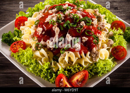 Pasta mit Fleisch, Tomaten-Sauce und Gemüse Stockfoto