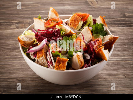 Griechischer Salat mit gegrilltem Huhn Stockfoto