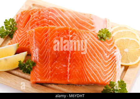 Frischen, rohen Lachs Steaks auf Schneidebrett Stockfoto