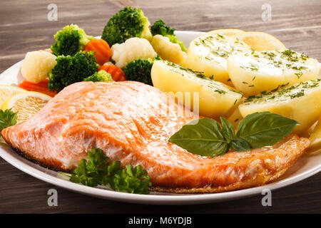 Gegrillter Lachs und Gemüse Stockfoto