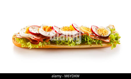 Frühstück - Brötchen mit Speck, Schinken, Käse und Gemüse Stockfoto