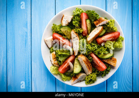 Griechischer Salat mit gegrilltem Huhn Stockfoto