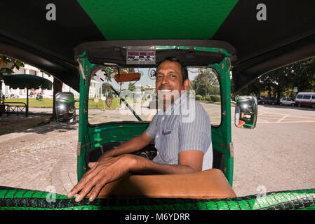 Horizontale Porträt eines Tuk-tuk Fahrer in Colombo, Sri Lanka. Stockfoto