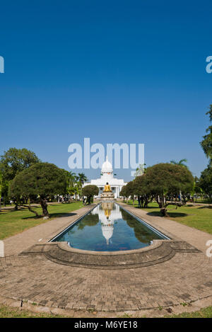 Vertikale Ansicht der Colombo Rathaus und die Buddha Statue an Viharamahadevi Park, Colombo, Sri Lanka. Stockfoto