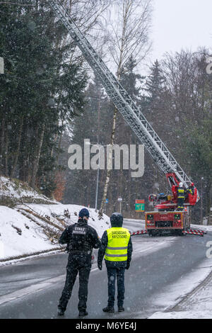 Karpacz, Polen - Februar 2018: Polizisten, Guardia Civil auf der Straße Sperrung des Verkehrs aus Sicherheitsgründen nach starker Schneefall Stockfoto