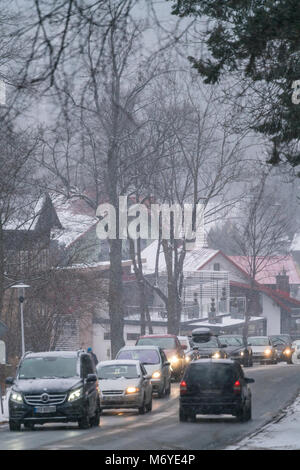 Karpacz, Polen - Februar 2018: Starker Verkehr auf der Straße in der polnischen Skigebiet nach starker Schneefall Stockfoto