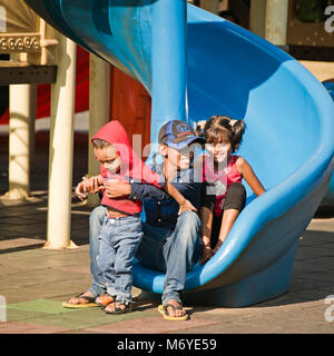 Blick auf den Platz der Kinderspielplatz in Viharamahadevi Park, früher als Victoria Park in Colombo, Sri Lanka bekannt. Stockfoto