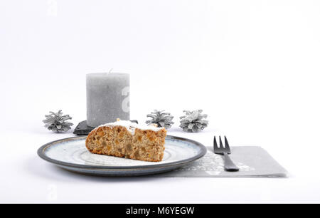 Christstollen auf Platte mit Weihnachten Dekoration Stockfoto