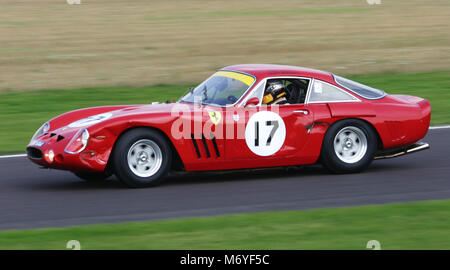 Peter Hardman/Gerry Marshall in der Ferrari 330 LMB Rennwagen am Goodwood Revival im Jahr 2004 Stockfoto