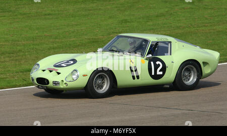 Peter Hardman/Gerry Marshall in der Ferrari 330 LMB Rennwagen am Goodwood Revival im Jahr 2004 Stockfoto