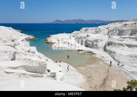 Strand und vulkanische Felsformationen bei sarakiniko an der Nordküste, Sarakiniko, Milos, Kykladen, Ägäis, Griechische Inseln; Griechenland; Europa Stockfoto