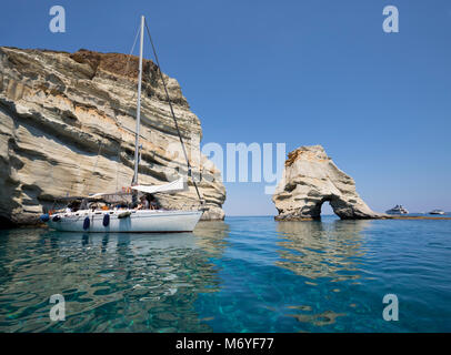 Yachtcharter von Felsformationen mit kristallklarem Wasser auf Kleftiko, Kleftiko, Milos, Kykladen, Ägäis verankert, griechischen Inseln; Griechenland; Europa Stockfoto