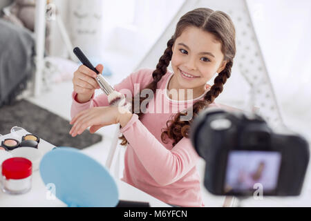 Schöne Mädchen testen neue Pulver für Video Blog Stockfoto