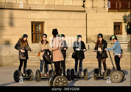 Prag, Tschechische Republik Stadtzentrum. Glückliche Gruppe von Touristen geführte Sonnenuntergangs Tour auf Segway Roller Stockfoto