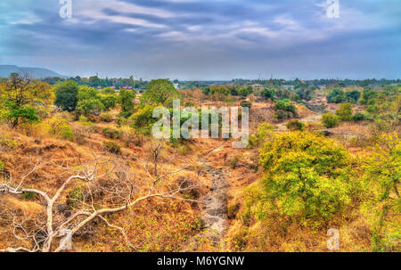 Typische Landschaft in Ellora Höhlen in der trockenen Jahreszeit. Indien Stockfoto