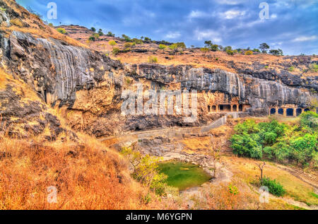 Waghora Wasserfälle in Ellora Höhlen in der trockenen Jahreszeit. Indien Stockfoto