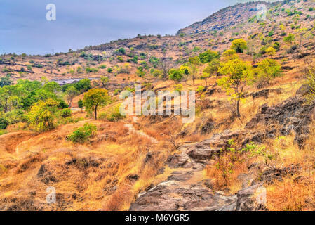 Typische Landschaft in Ellora Höhlen in der trockenen Jahreszeit. Indien Stockfoto